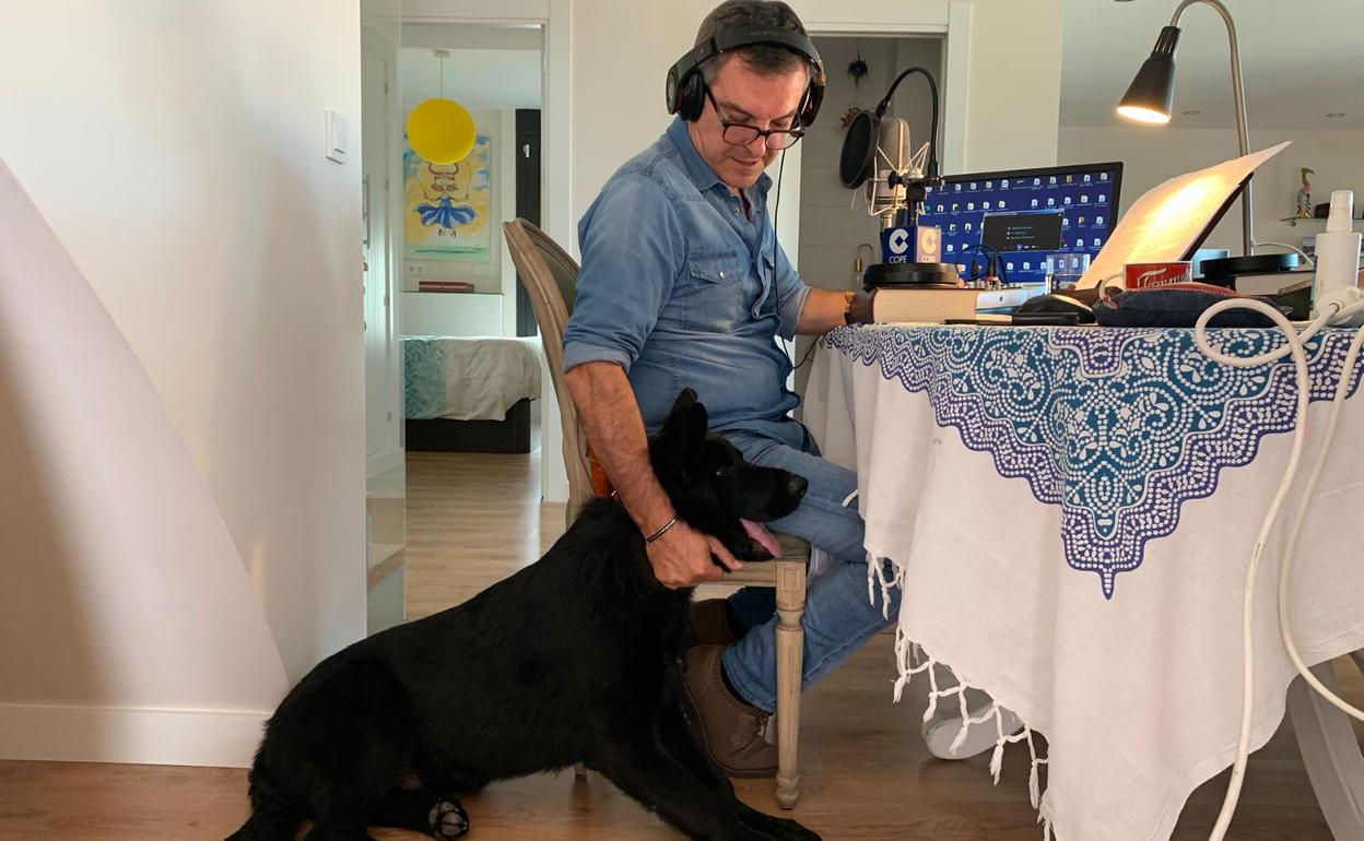 Arjona, con su perro 'Popeye', en su improvisado estudio en su casa.