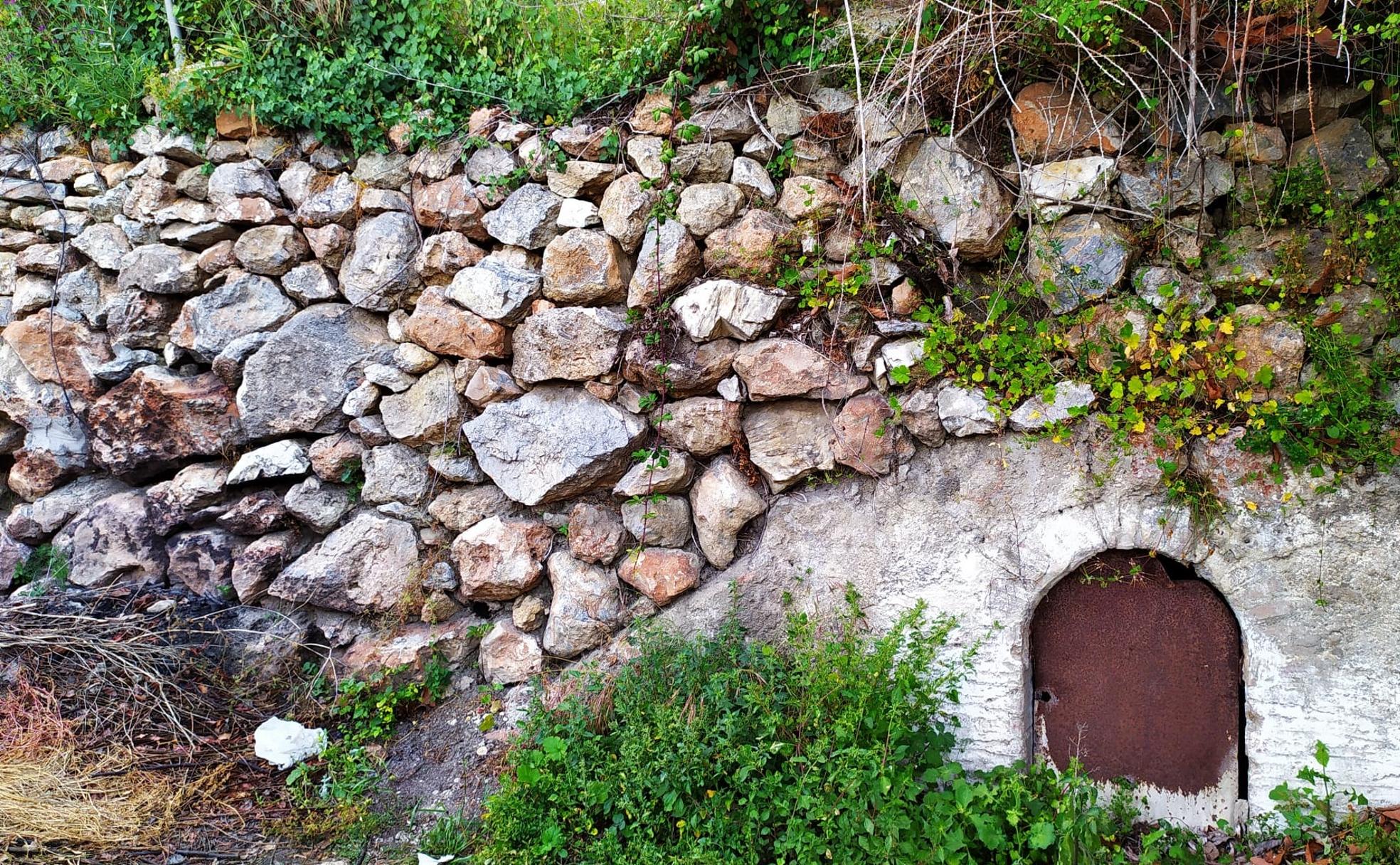 Los balates son muros de piedra seca. 