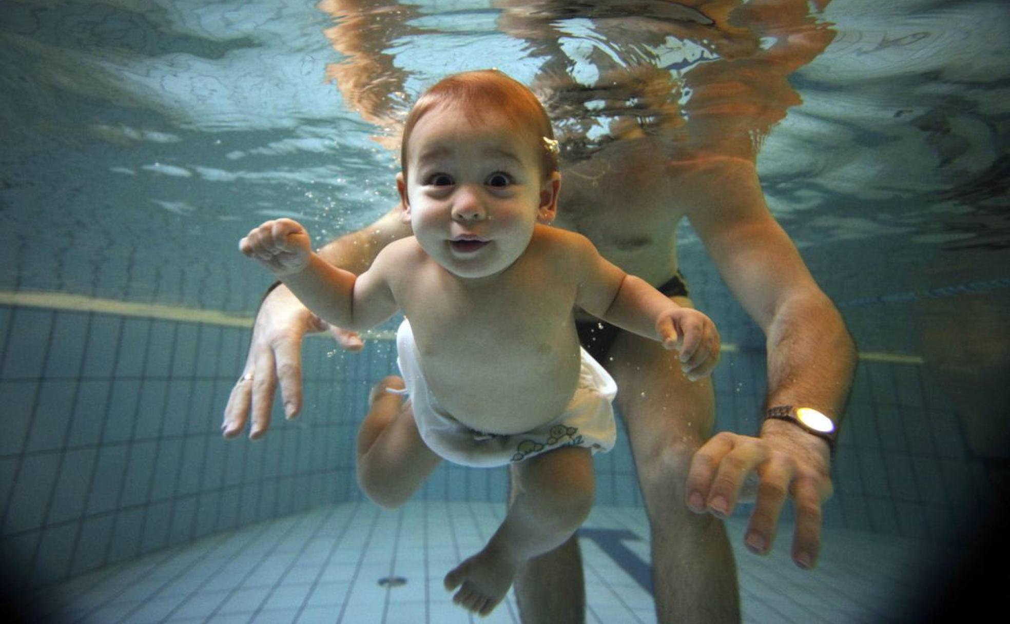 Olvídate del crol y enseña a tu hijo a flotar