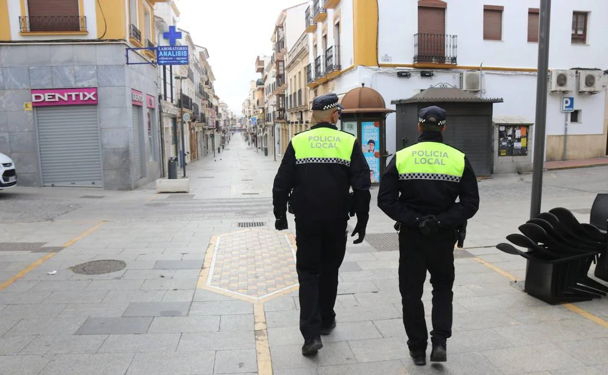 Dos agentes en la calle de la Bola en la etapa más dura del confinamiento. 