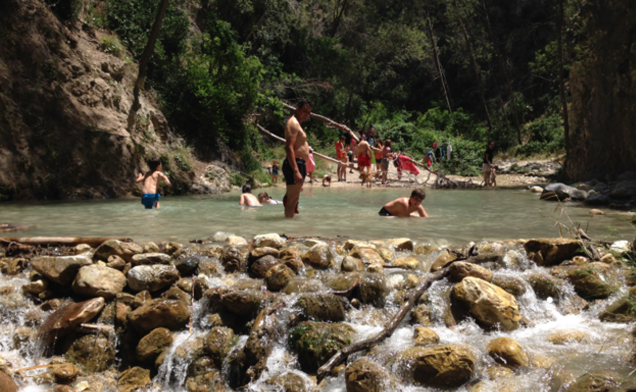 Imagen de una de las pozas en el cauce medio del río nerjeño. 