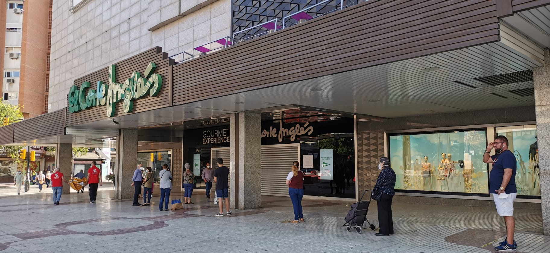 Cola a la entrada de El Corte Inglés.