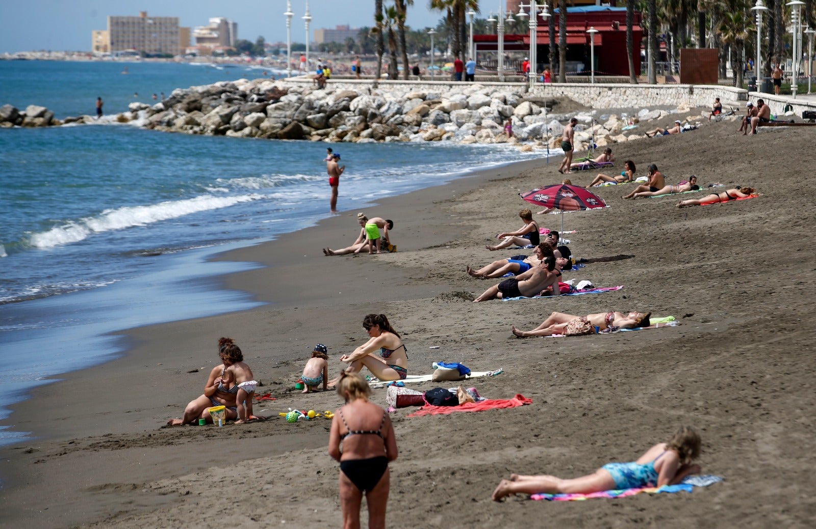 Imagen de bañistas en las playa de Huelin. 
