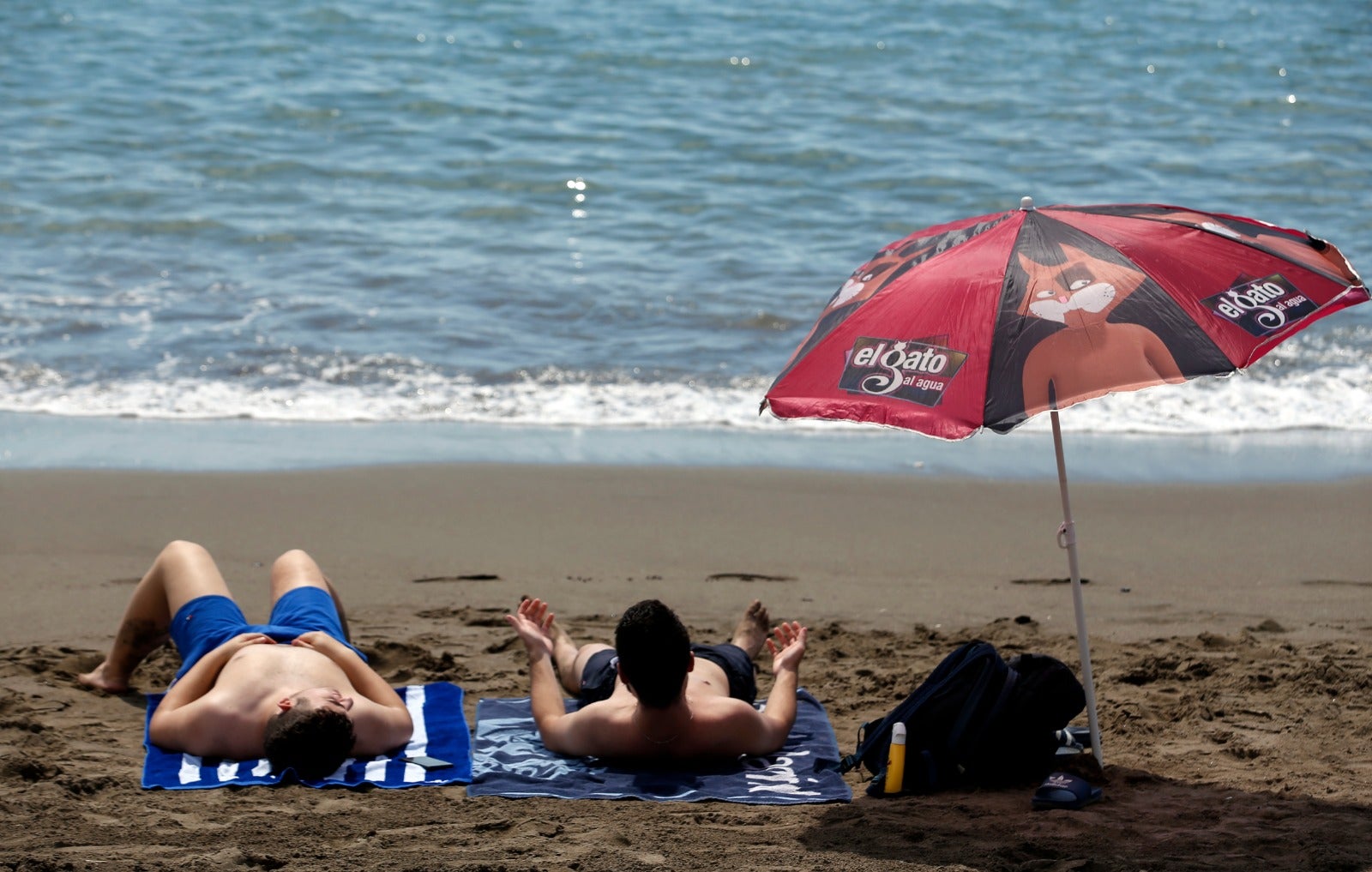 Imagen de bañistas en las playa de Huelin. 