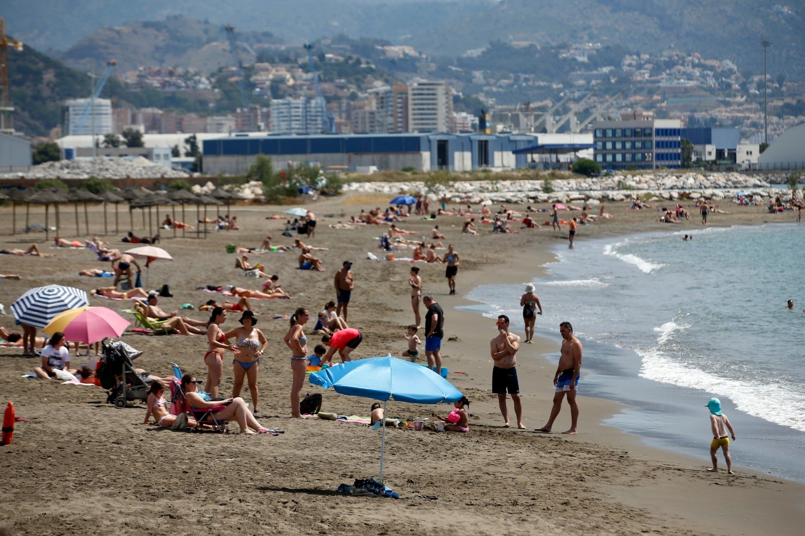 Imagen de bañistas en las playa de Huelin. 