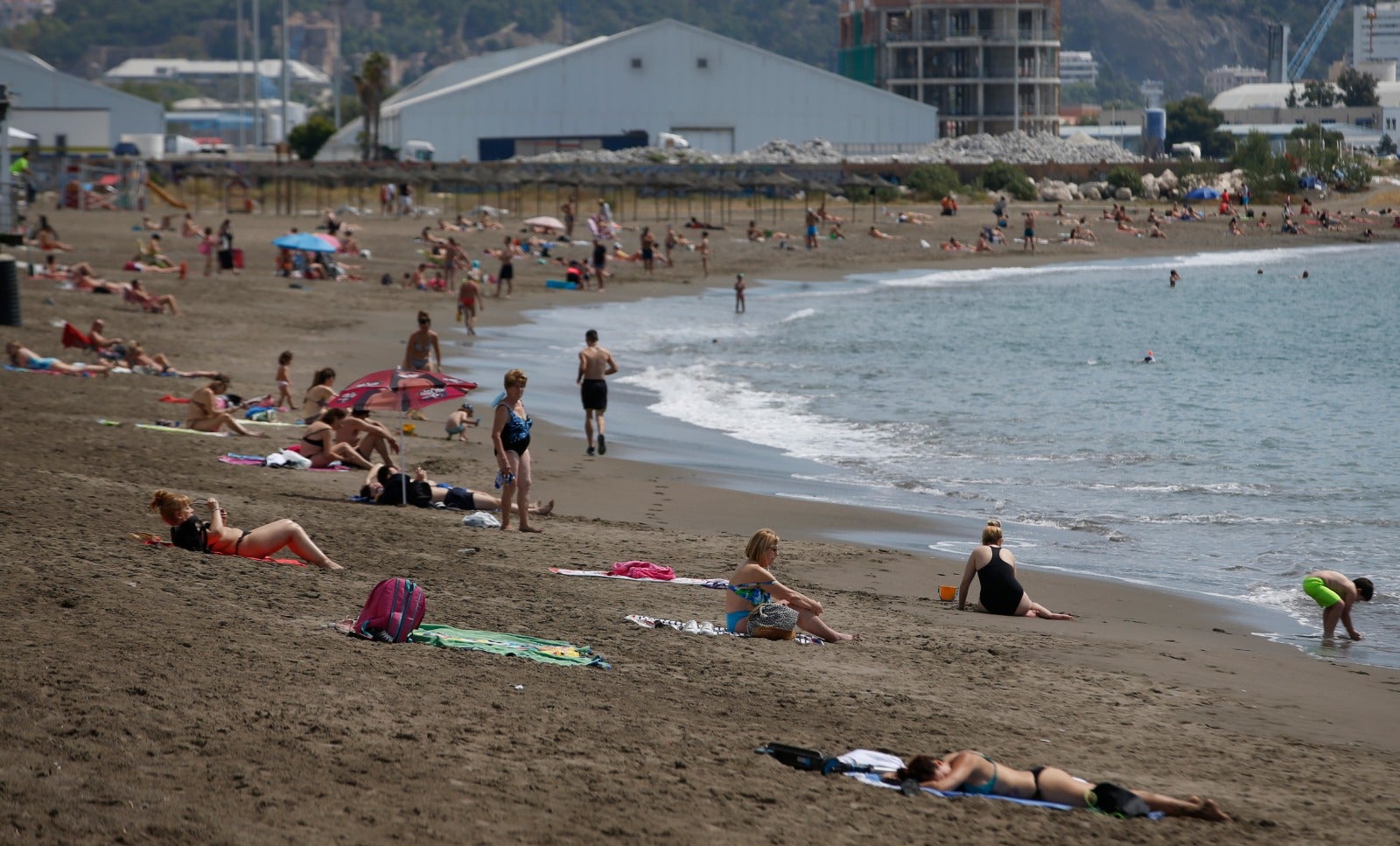 Imagen de bañistas en las playa de Huelin. 