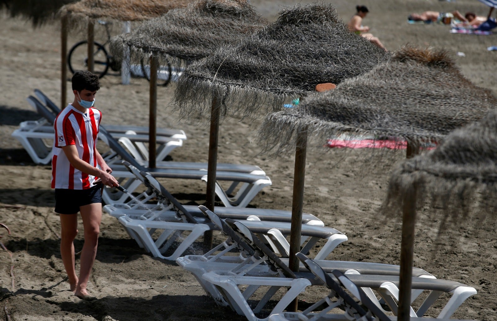 Imagen de bañistas en las playa de Huelin. 