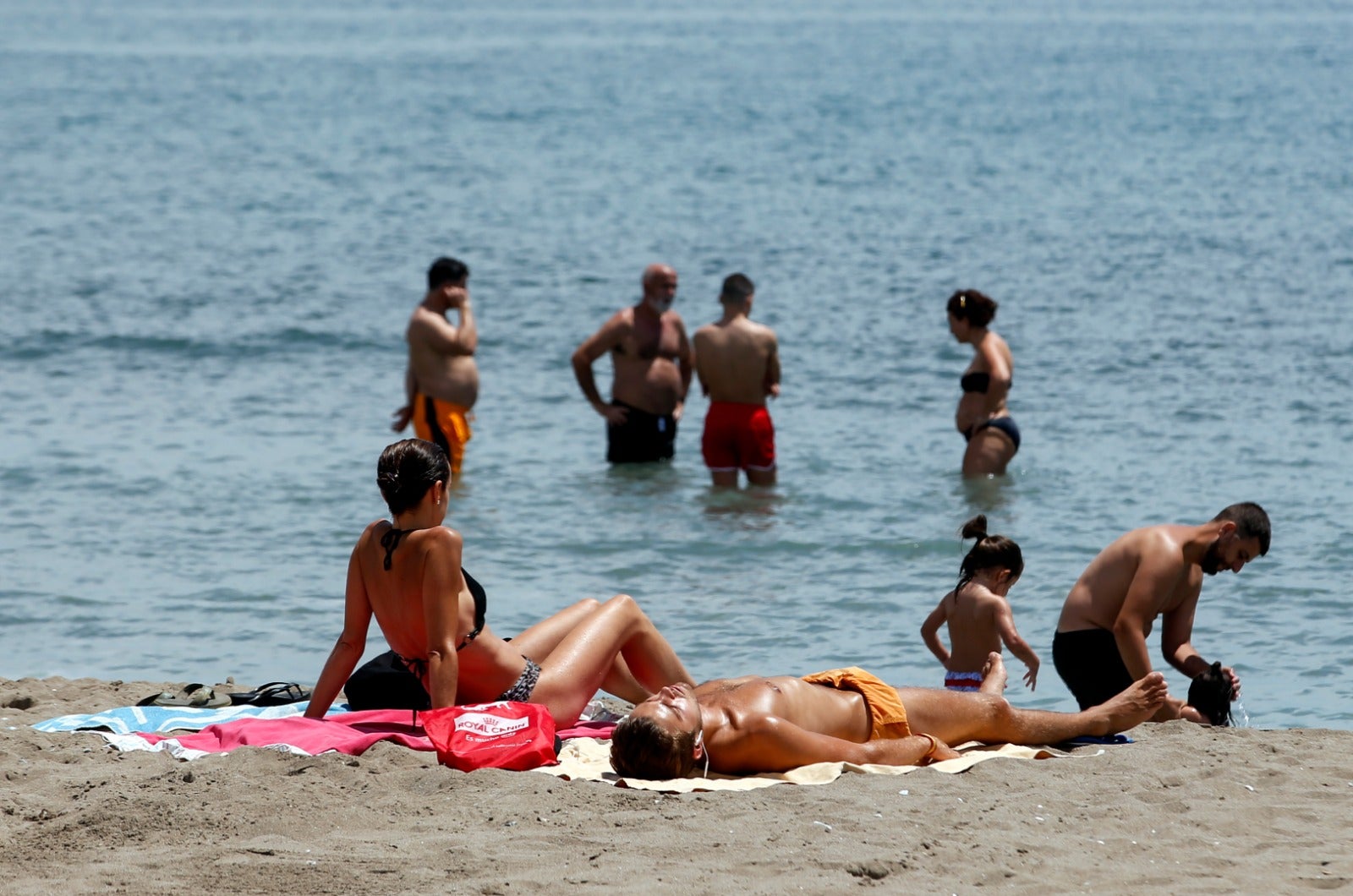 Bañistas en la playa de la Misericordia el primer día de la fase 2. 
