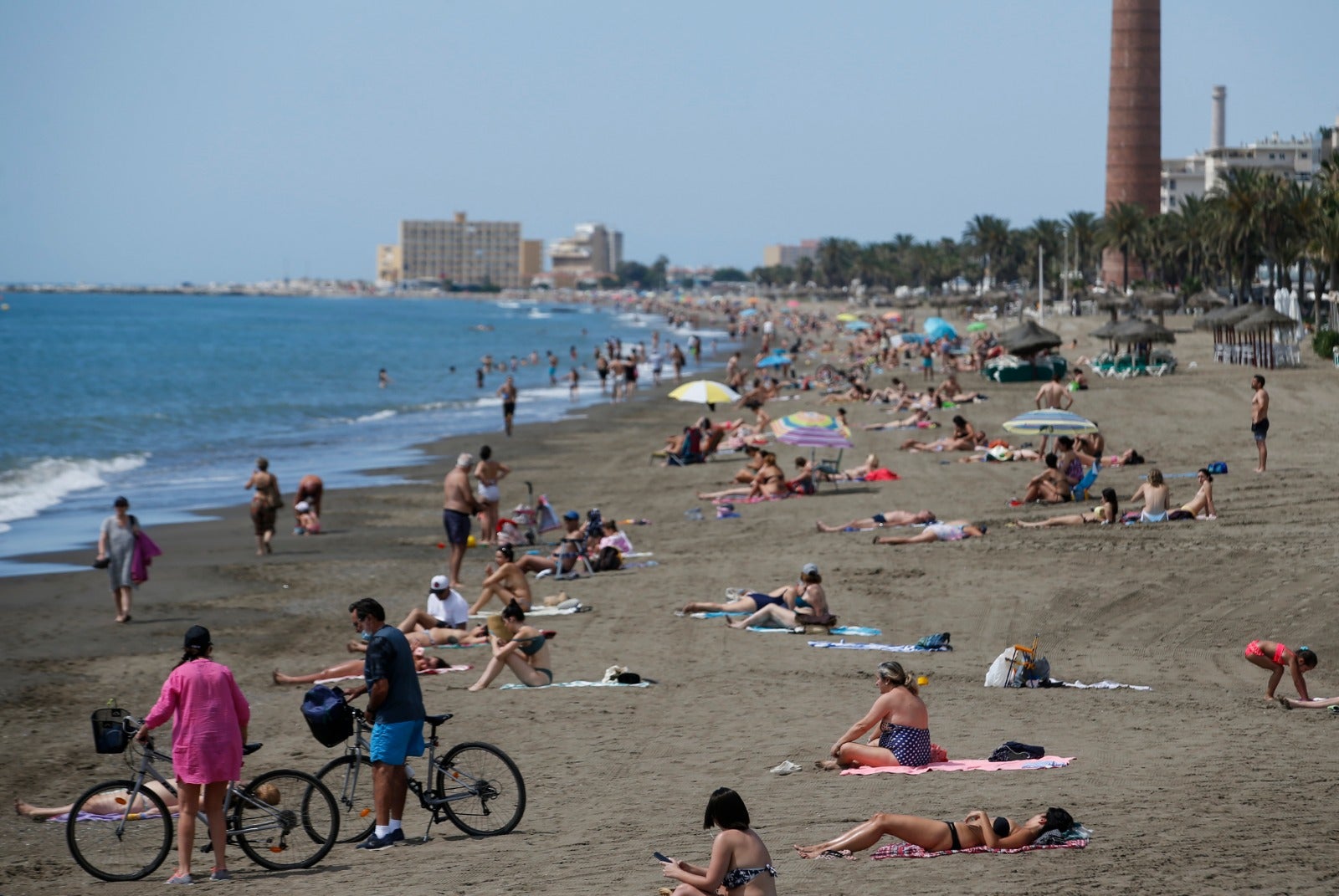 Bañistas en la playa de la Misericordia el primer día de la fase 2. 