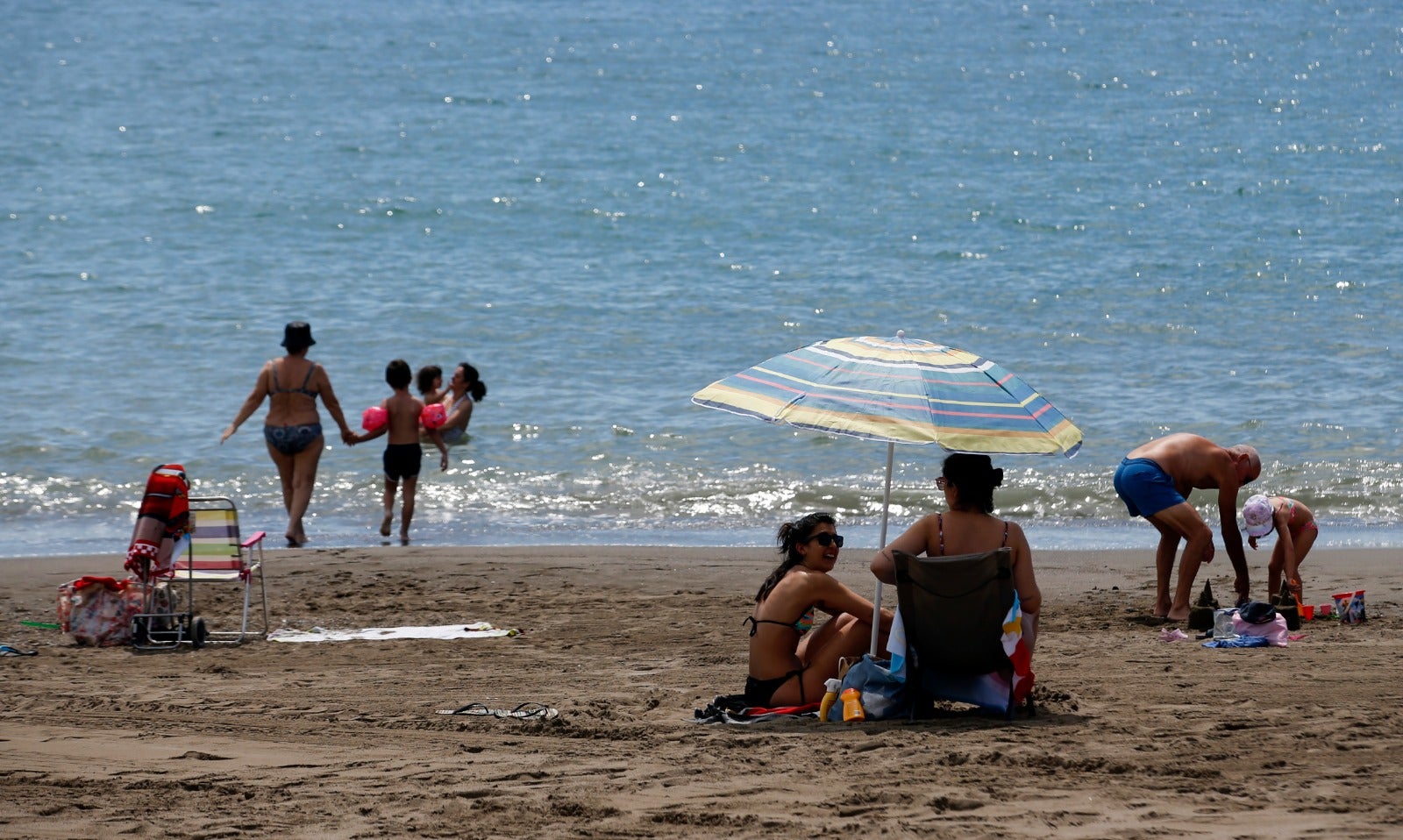 Bañistas en la playa de la Misericordia el primer día de la fase 2. 