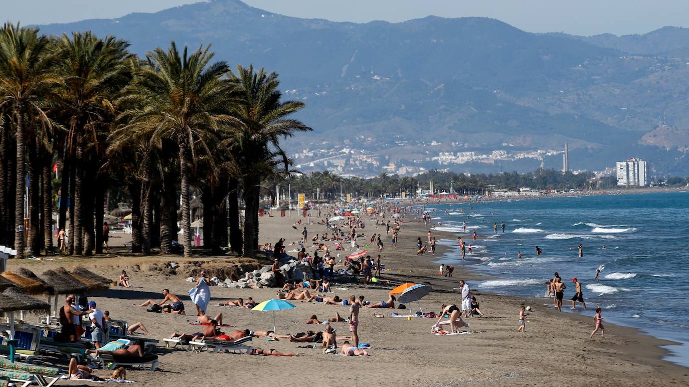 Las playas se abren al baño, los centros comerciales comienzan a funcionar y los negocios de hostelería toman impulso
