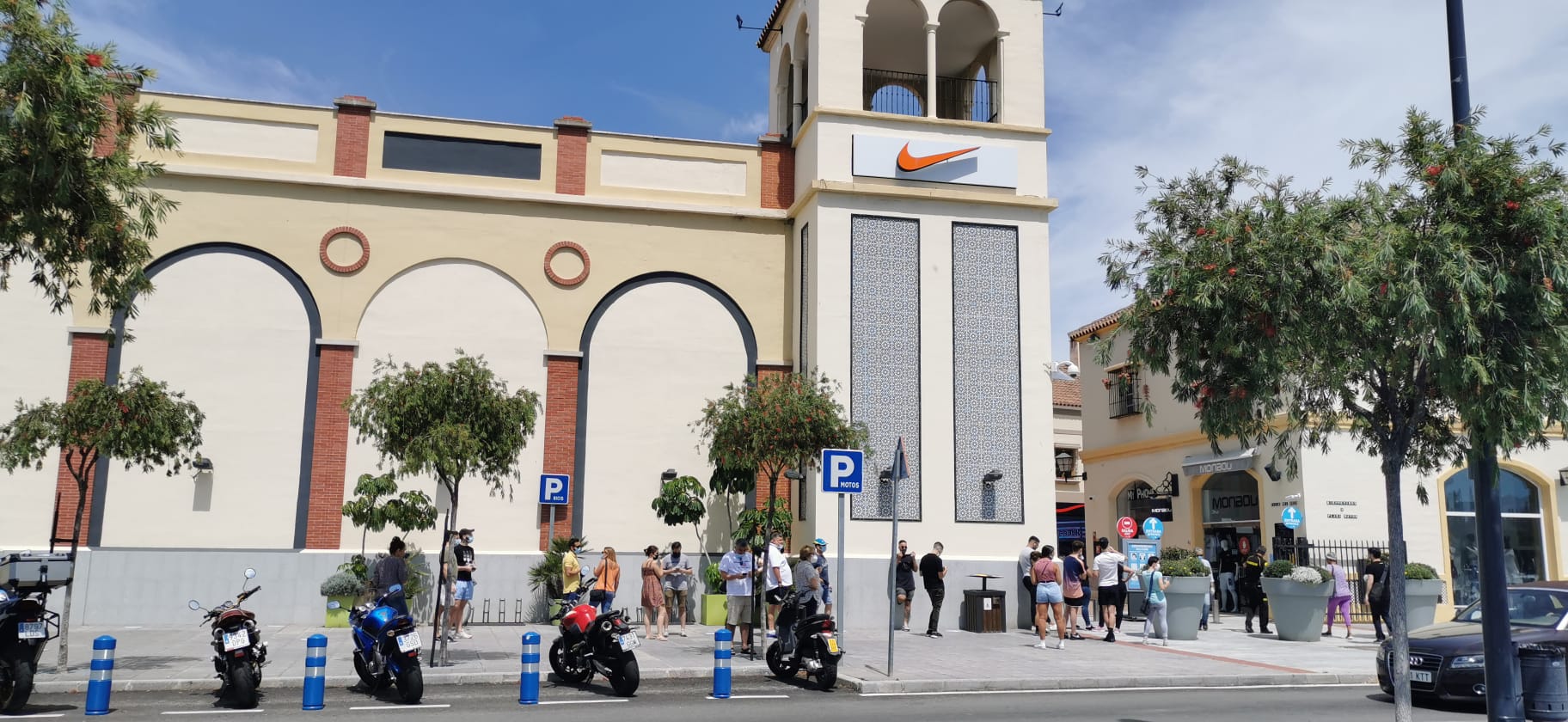 Las tiendas que permanecían cerradas en Plaza Mayor han levantado hoy las persianas.