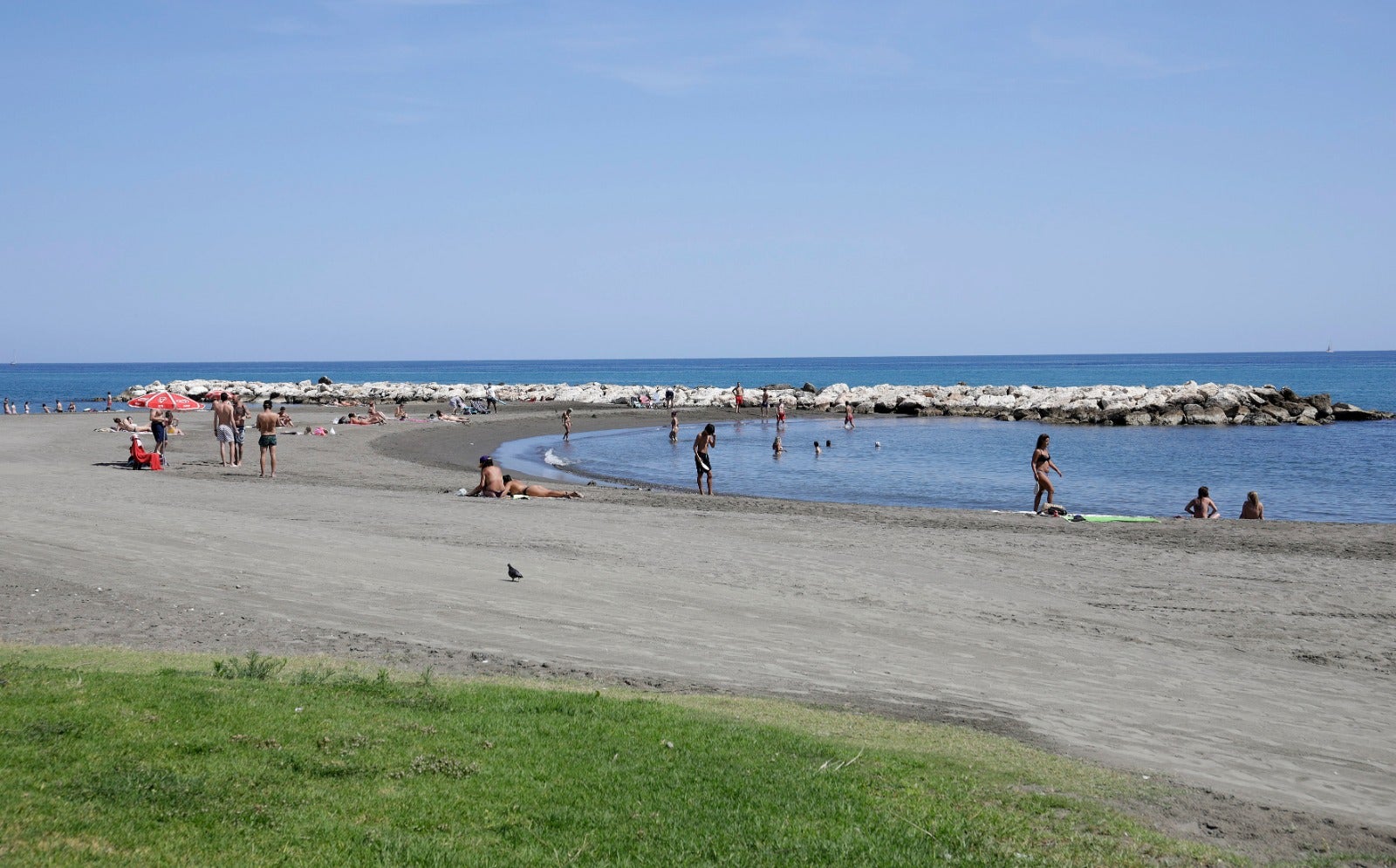 Las playas se abren al baño, los centros comerciales comienzan a funcionar y los negocios de hostelería toman impulso