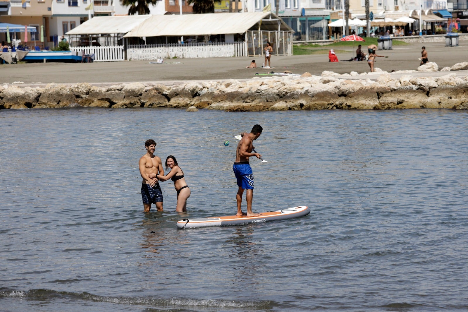 Las playas se abren al baño, los centros comerciales comienzan a funcionar y los negocios de hostelería toman impulso