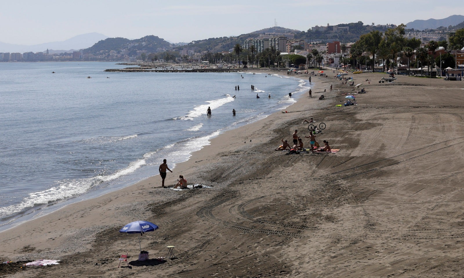 Las playas se abren al baño, los centros comerciales comienzan a funcionar y los negocios de hostelería toman impulso