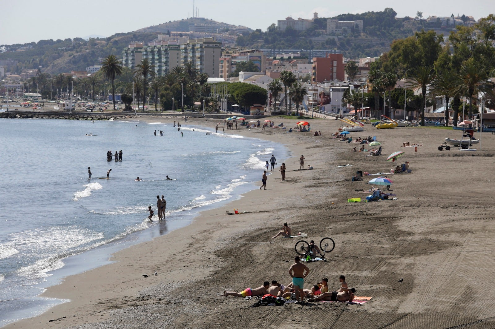 Las playas se abren al baño, los centros comerciales comienzan a funcionar y los negocios de hostelería toman impulso