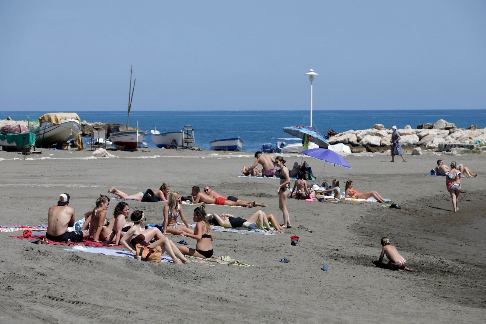 Las playas se abren al baño, los centros comerciales comienzan a funcionar y los negocios de hostelería toman impulso