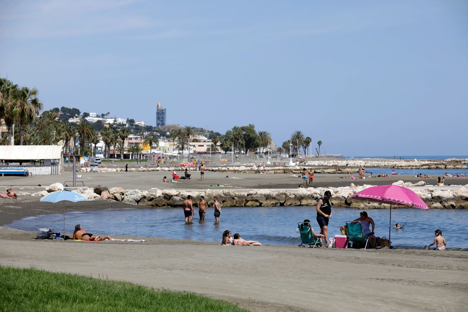 Las playas se abren al baño, los centros comerciales comienzan a funcionar y los negocios de hostelería toman impulso