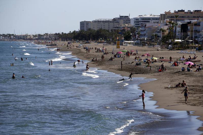 Playa del Bajondillo, en Torremolinos, este lunes por la tarde. 