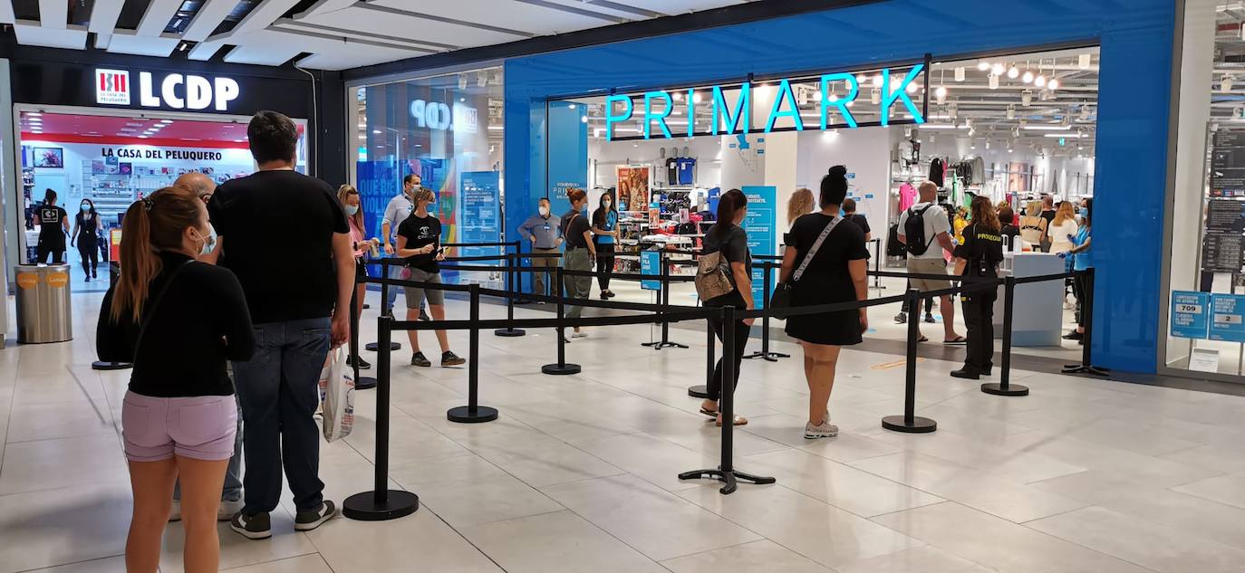 Colas para entrar el Primark del Centro Comercial Larios