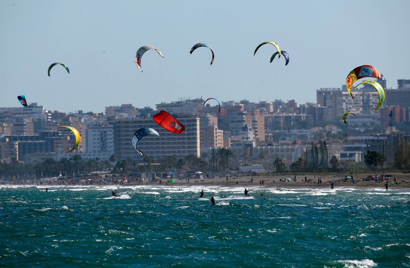 Decenas de cometas de 'kitesurf' en la playa de Guadalmar