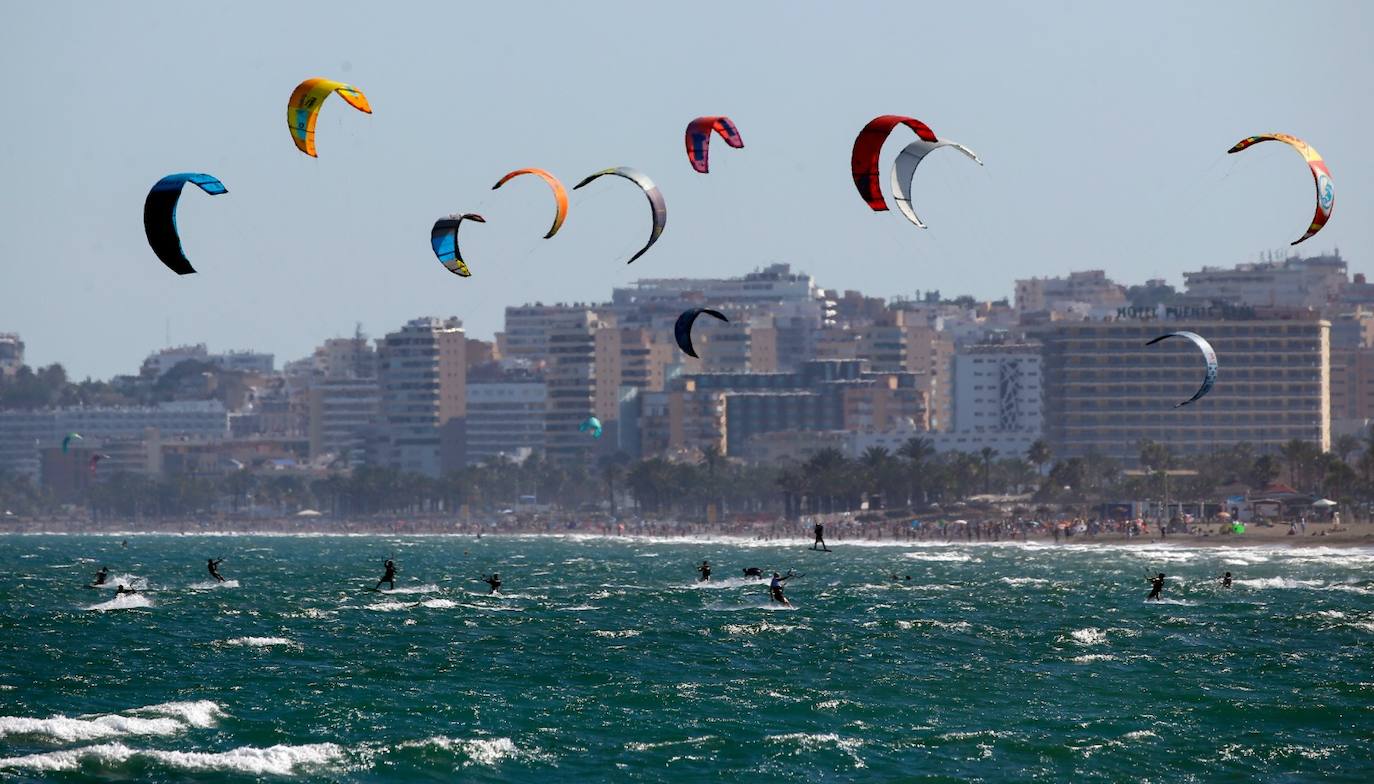 Decenas de cometas de 'kitesurf' en la playa de Guadalmar