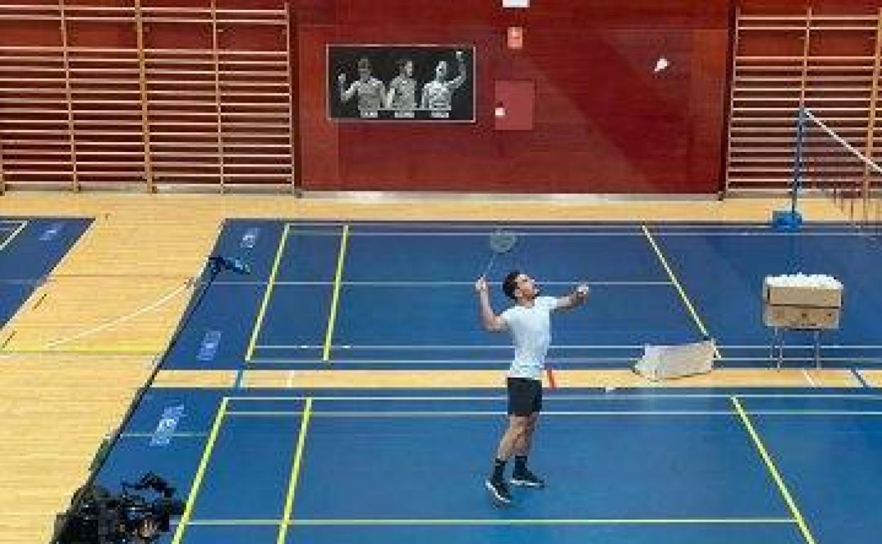 Damián Quintero, con la raqueta de bádminton.