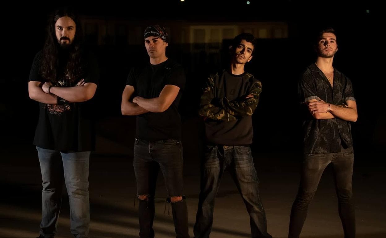 Los músicos que integran el grupo malagueño La sombra del grajo, en una imagen promocional.