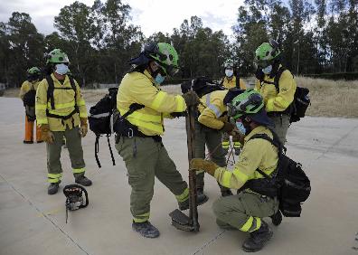 Imagen secundaria 1 - Efectivos, en pleno ejercicio práctico, listos para partir rumbo a un incendio. 