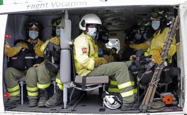 Imagen principal - Efectivos, en pleno ejercicio práctico, listos para partir rumbo a un incendio. 