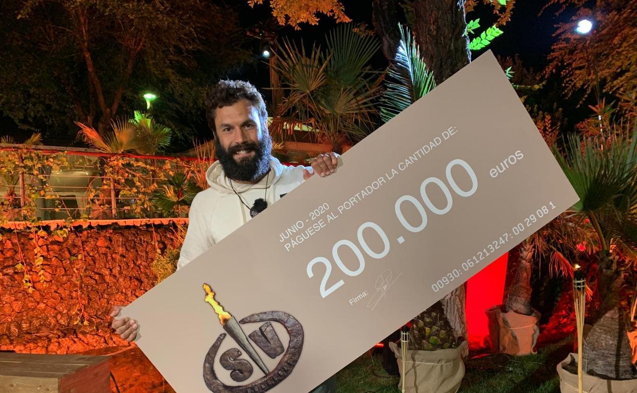 Jorge, con el cheque de 200.000 euros del vencedor.