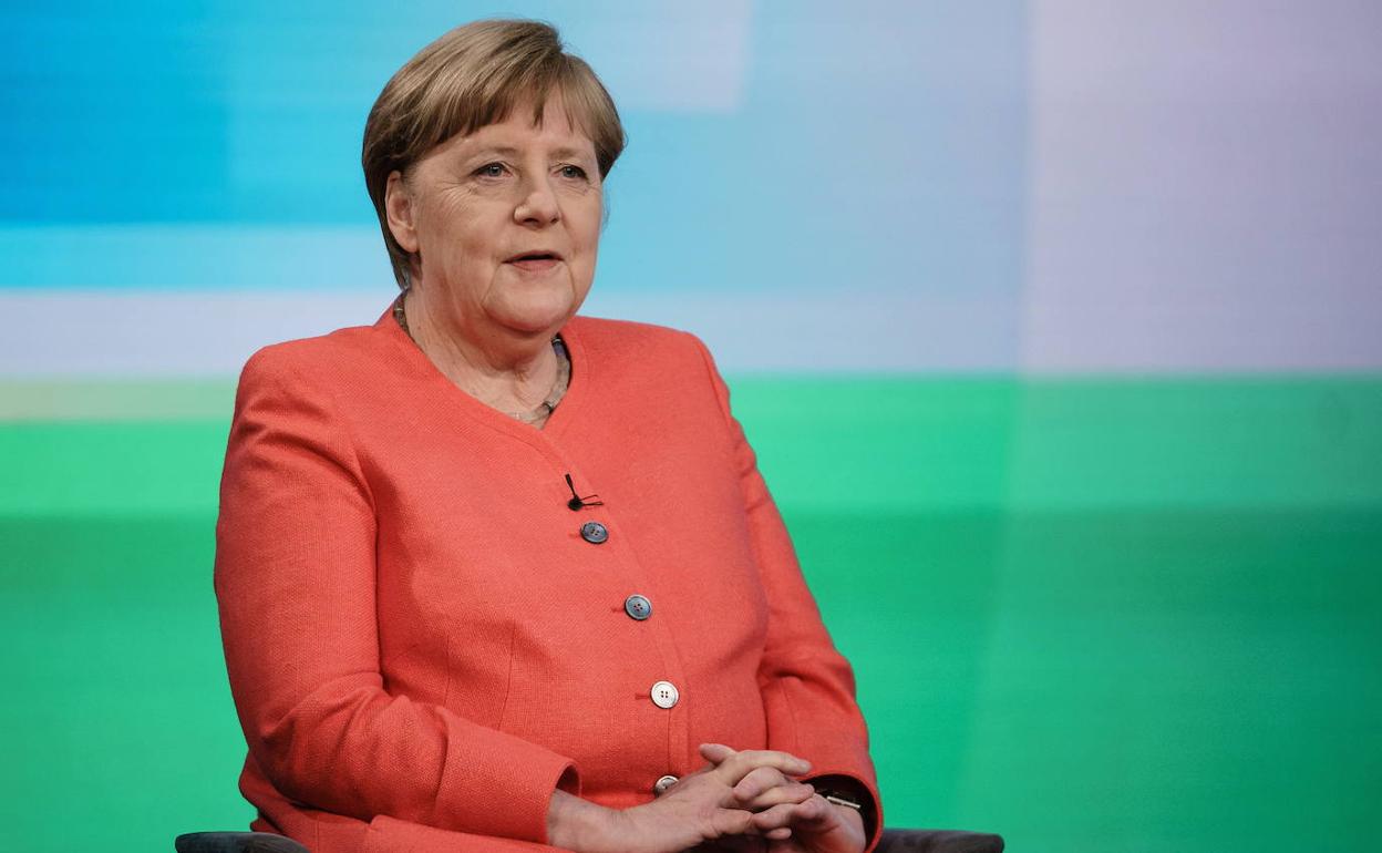 La canciller alemana, Angela Merkel, durante una entrevista para la televisión.