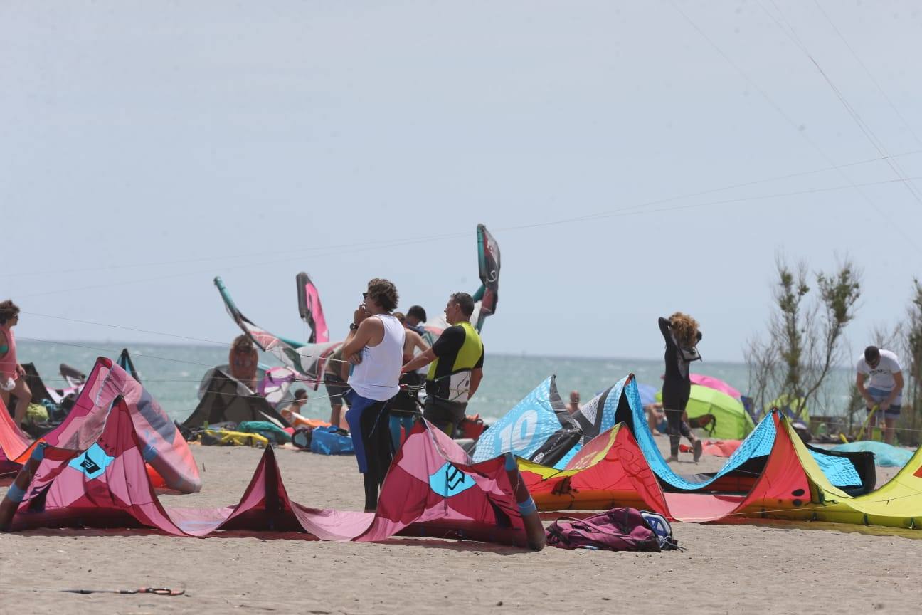 Los aficionados a los deportes de viento también han aprovechado este sábado. 