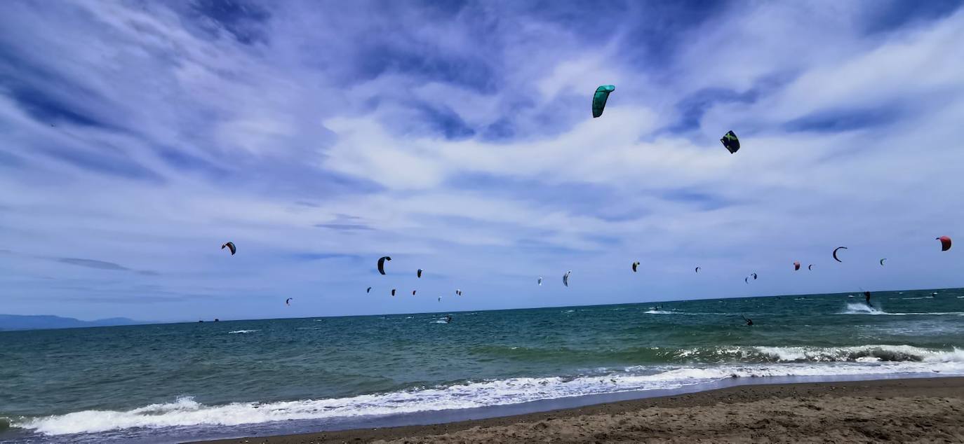 Los aficionados a los deportes de viento también han aprovechado este sábado. 