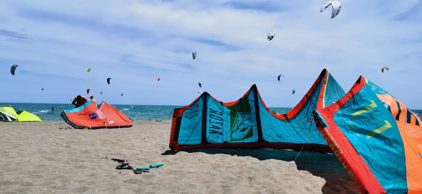 Los aficionados a los deportes de viento también han aprovechado este sábado. 