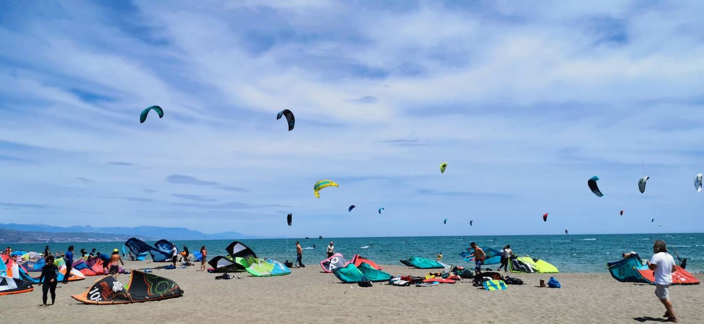 Los aficionados a los deportes de viento también han aprovechado este sábado. 