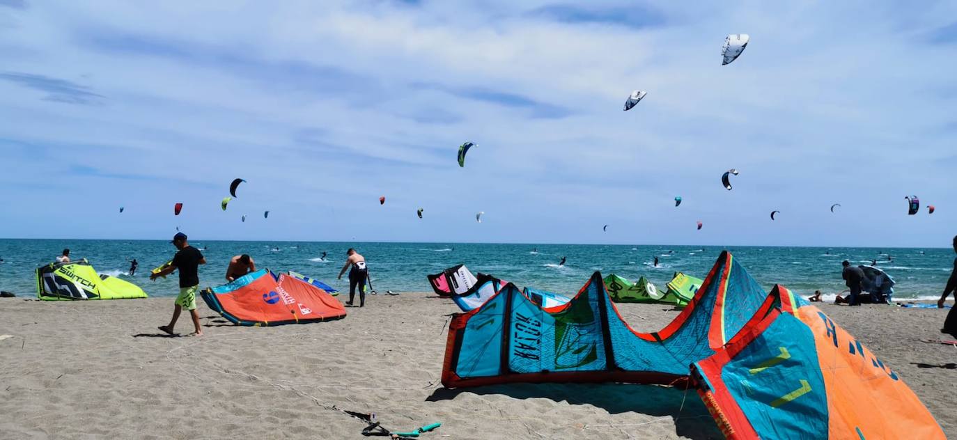 Los aficionados a los deportes de viento también han aprovechado este sábado. 