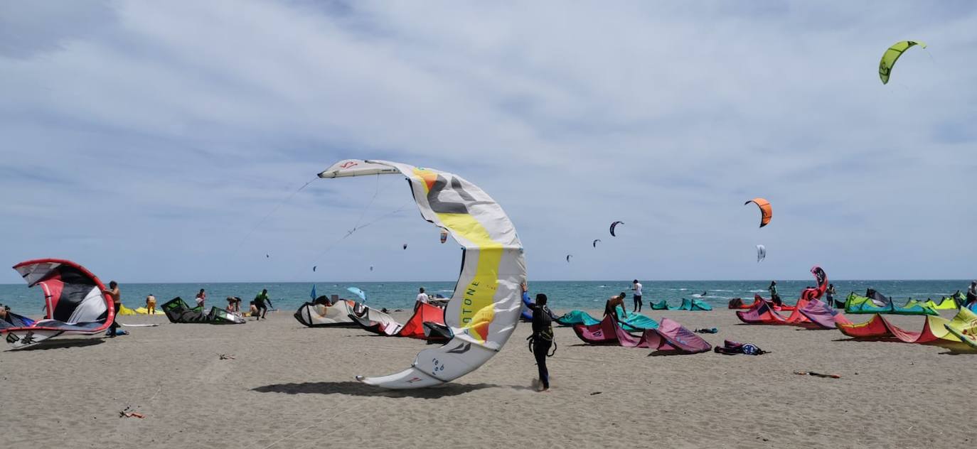 Los aficionados a los deportes de viento también han aprovechado este sábado. 