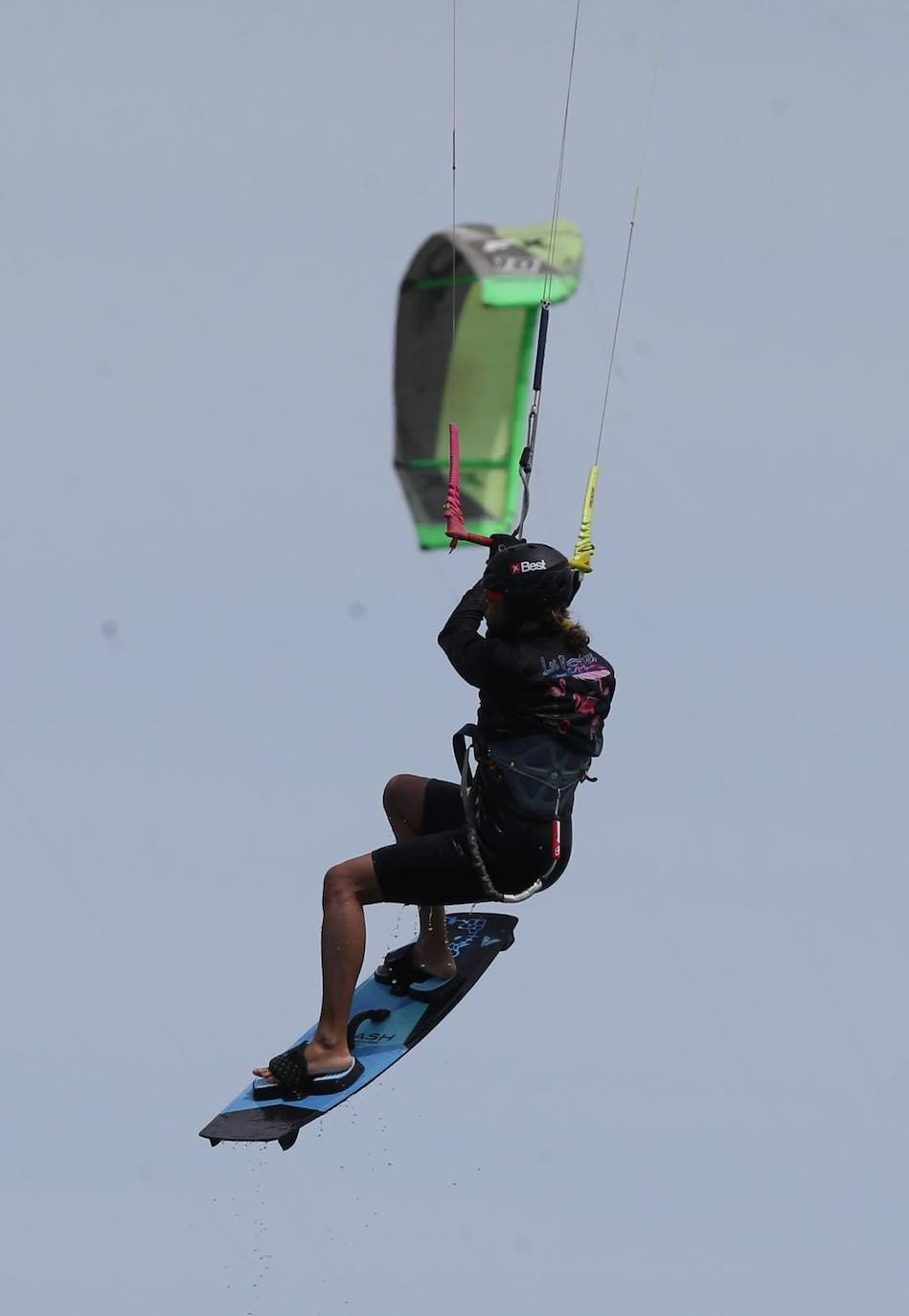 Los aficionados a los deportes de viento también han aprovechado este sábado. 