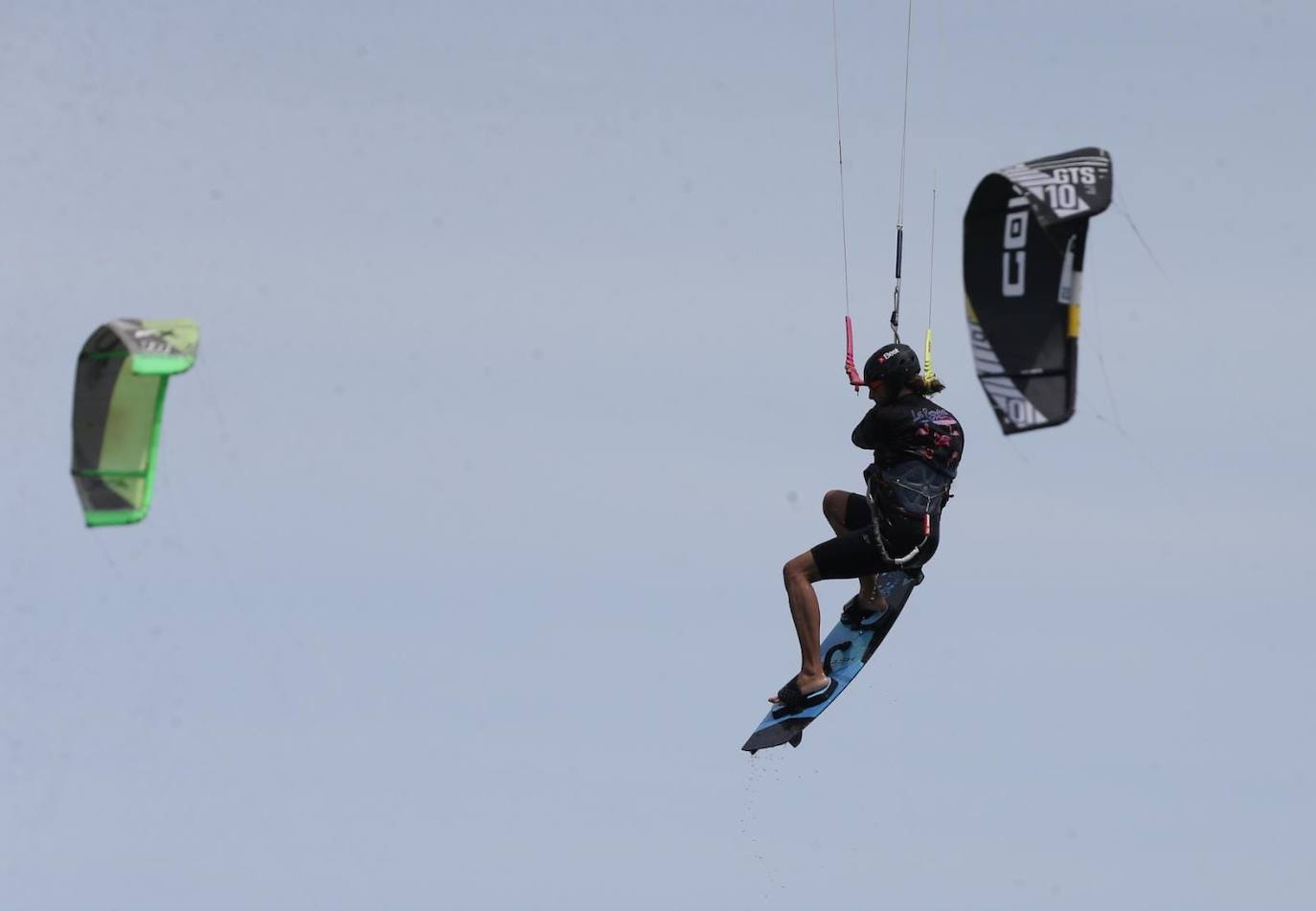 Los aficionados a los deportes de viento también han aprovechado este sábado. 