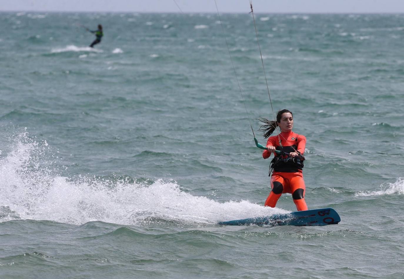 Los aficionados a los deportes de viento también han aprovechado este sábado. 