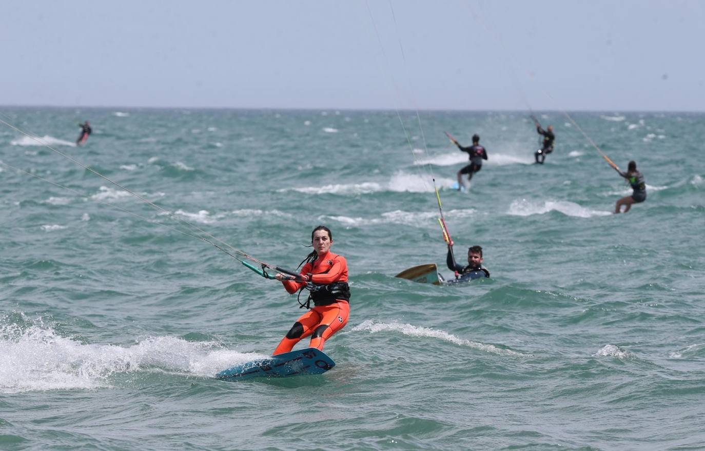 Los aficionados a los deportes de viento también han aprovechado este sábado. 