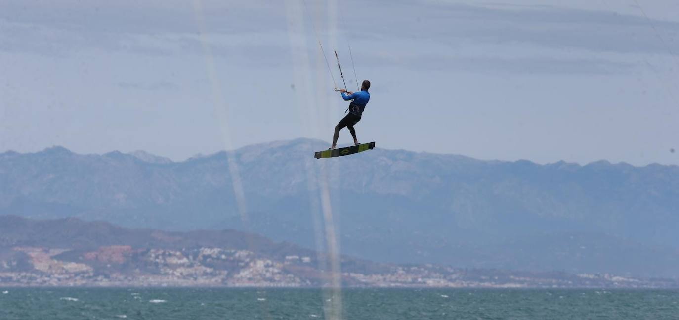 Los aficionados a los deportes de viento también han aprovechado este sábado. 