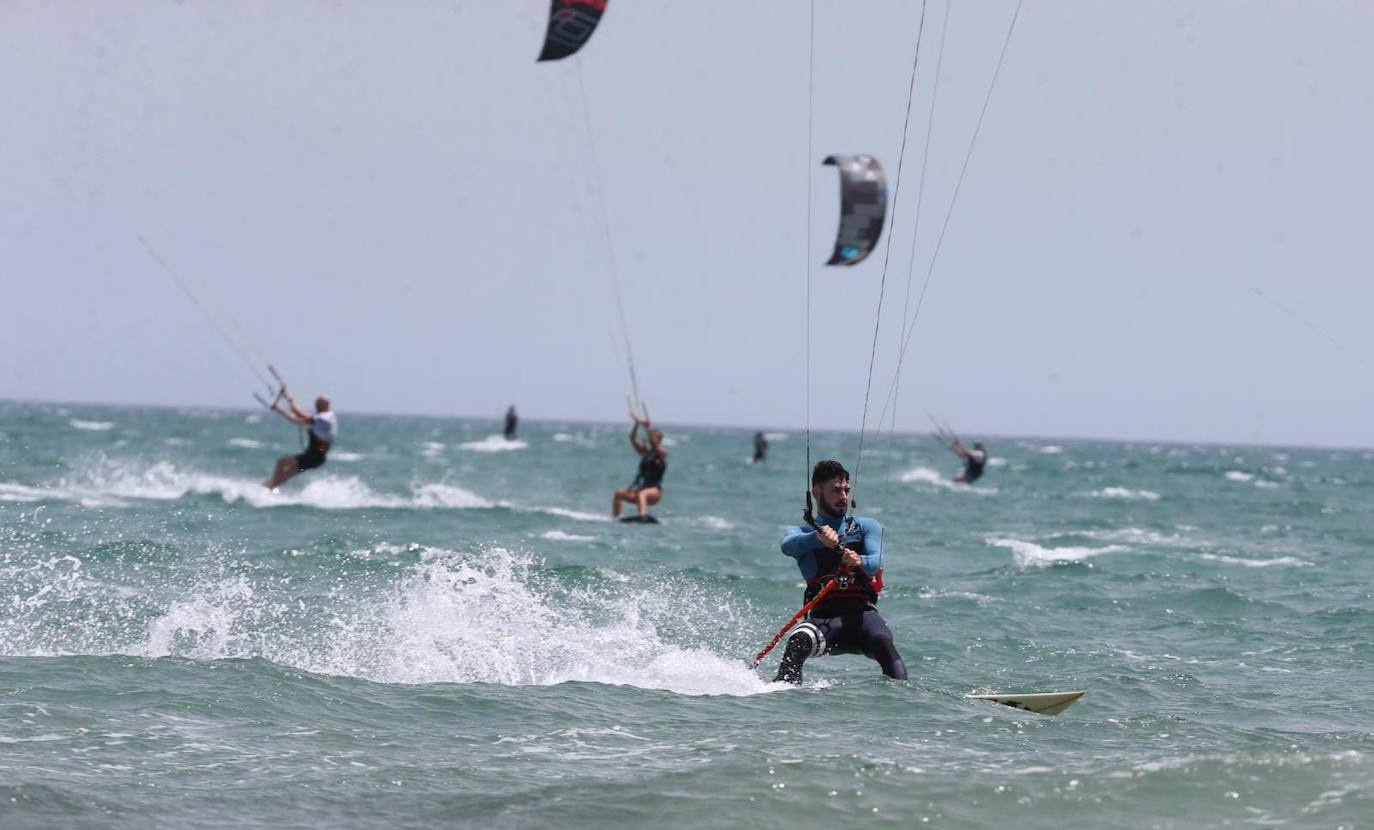 Los aficionados a los deportes de viento también han aprovechado este sábado. 