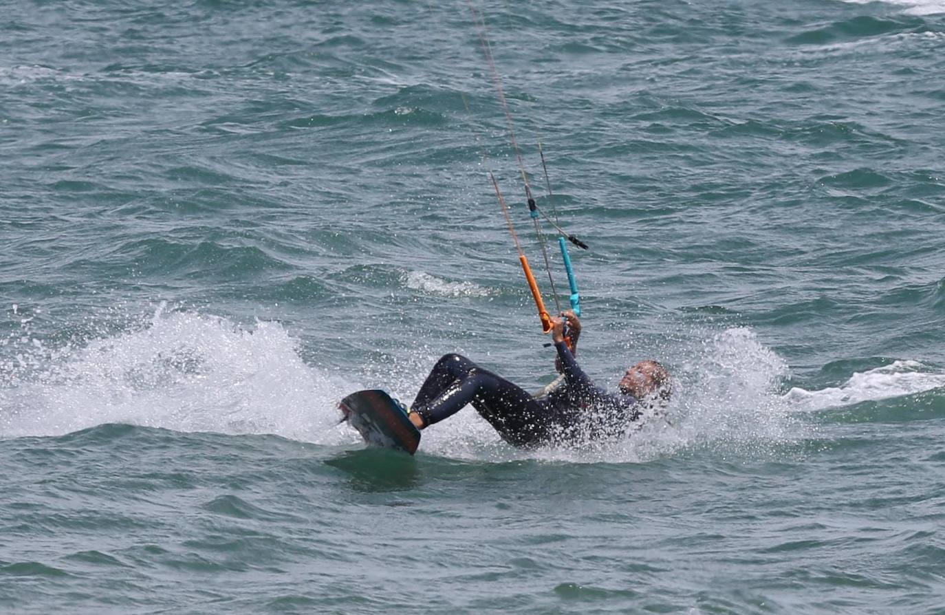 Los aficionados a los deportes de viento también han aprovechado este sábado. 