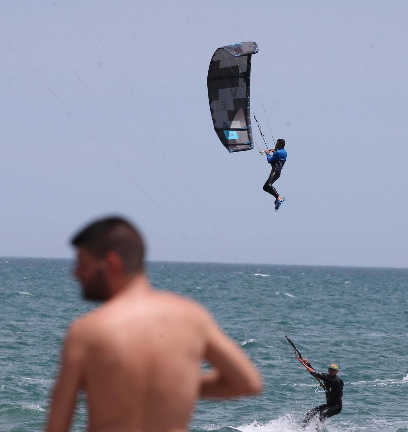 Los aficionados a los deportes de viento también han aprovechado este sábado. 