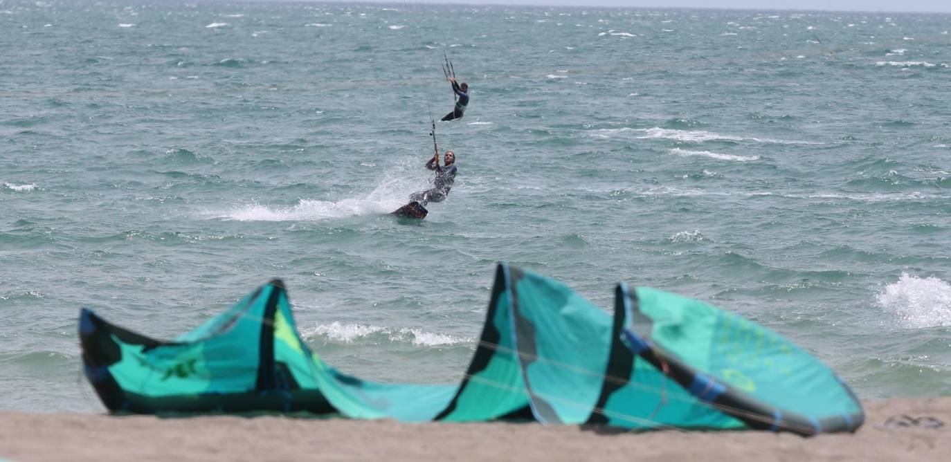 Los aficionados a los deportes de viento también han aprovechado este sábado. 