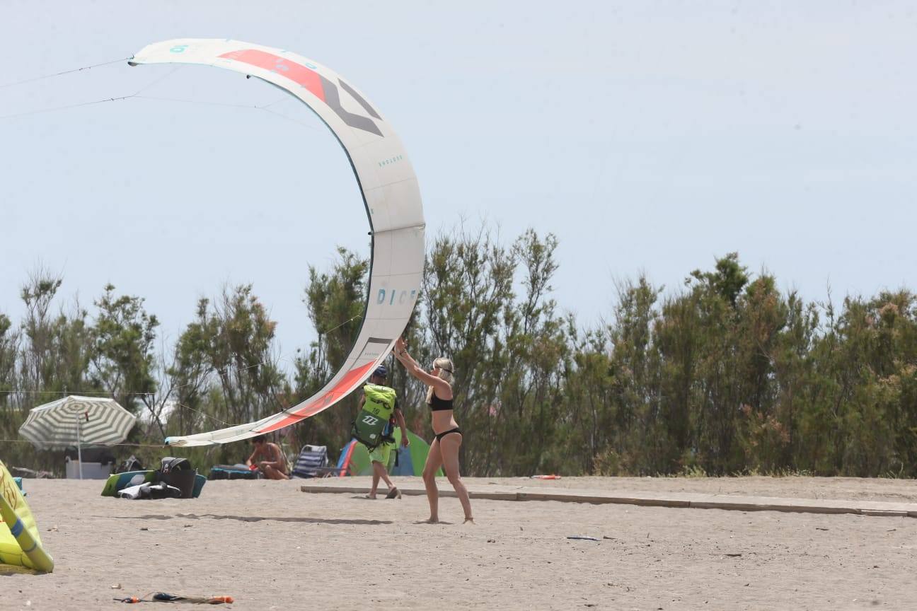 Los aficionados a los deportes de viento también han aprovechado este sábado. 
