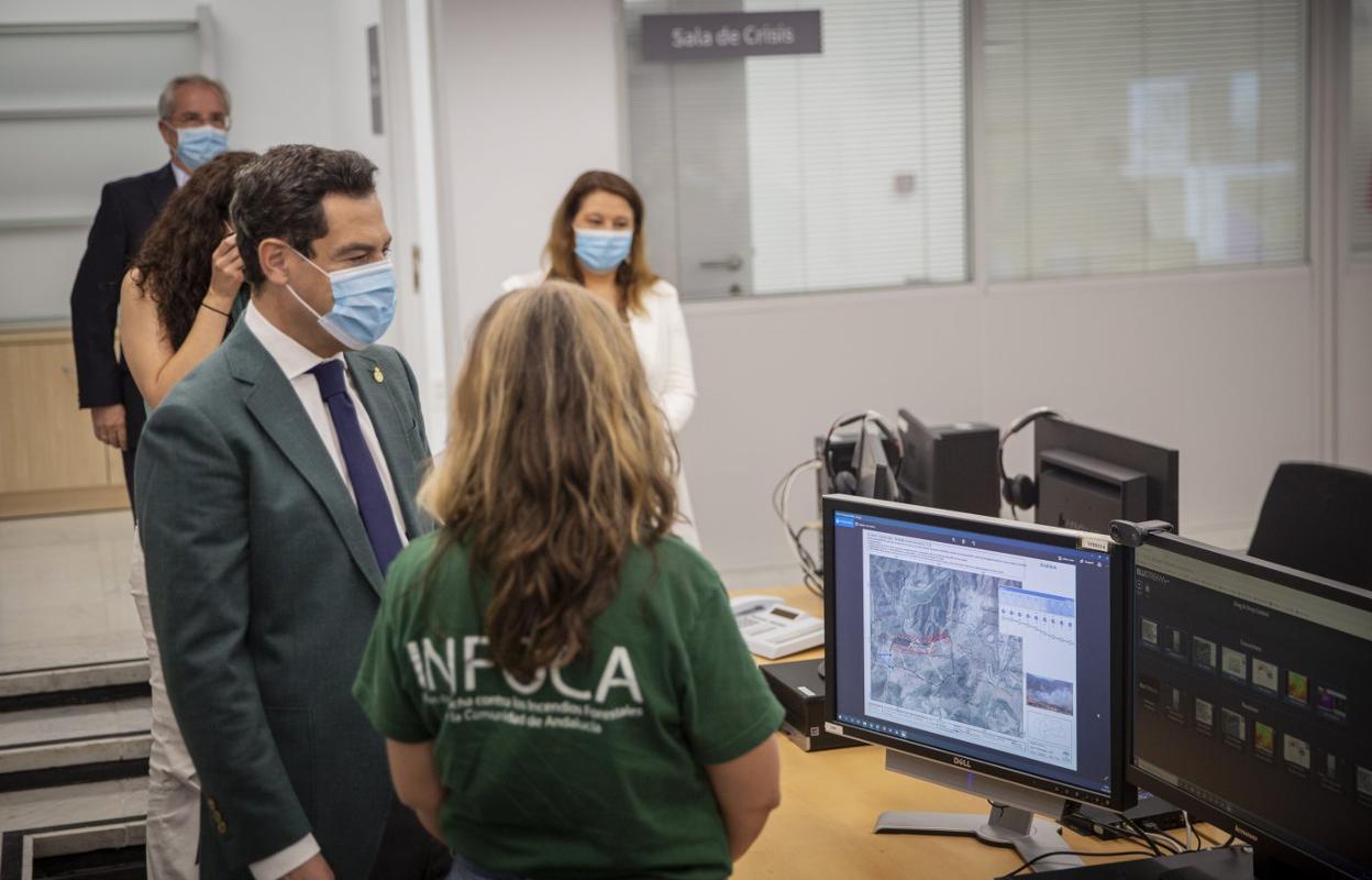 Moreno, visitando ayer el nuevo centro operativo del Plan Infoca en Sevilla. M. J. López. 