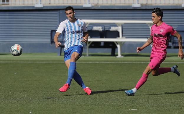 Diego González golpea el balón en el partidillo de este sábado ante Renato. 